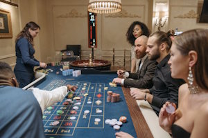 Folk der spiller roulette på et casino
